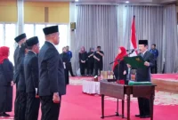 ekdaprov Sumut Arief S Trinugroho melantik Faisal Hasrimi menjadi Kadis Kesehatan Sumut, bersama tujuh pejabat fungsional lainnya di Aula Tengku Rizal Nurdin, Jalan Jenderal Sudirman Nomor 41 Medan, Jumat (29/11/2024) 