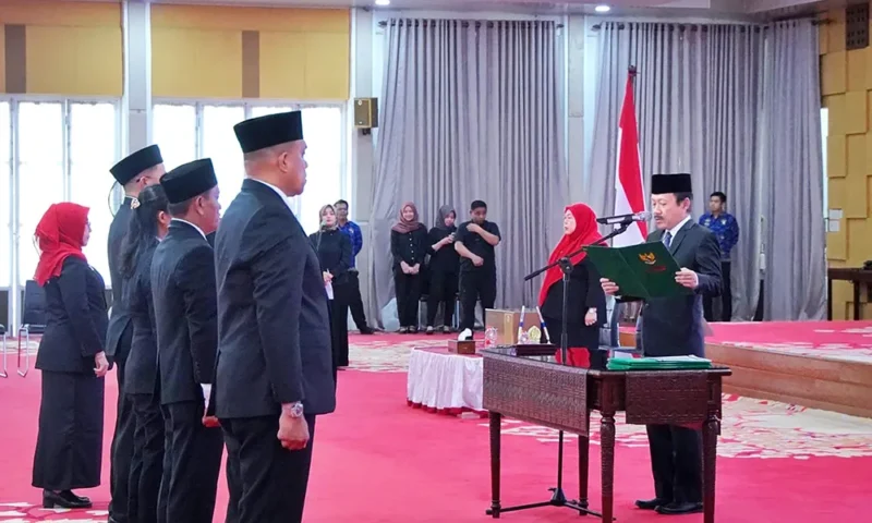 ekdaprov Sumut Arief S Trinugroho melantik Faisal Hasrimi menjadi Kadis Kesehatan Sumut, bersama tujuh pejabat fungsional lainnya di Aula Tengku Rizal Nurdin, Jalan Jenderal Sudirman Nomor 41 Medan, Jumat (29/11/2024) 