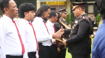 Apresiasi Kinerja: Kapolres Brebes Beri Penghargaan Belasan Personel Terbaik