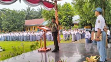 Danramil 02/KTB Kapten Inf Efrizal Menyampaikan Arahan, Motivasi dan Edukasi Pada Upacara Bendera di SMA Negeri 1 Kutalimbaru.