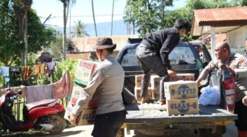 Kabagops Dan Kasatsamapta Terobos Banjir, Salurkan Sembako Dan Cek Kondisi Warga Desa Rerebe dan Desa Palok