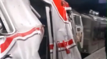 Insiden Tabrakan Kereta Api di Stasiun Bekasi Timur: Gerbong Wanita Ringsek Dihantam Lokomotif