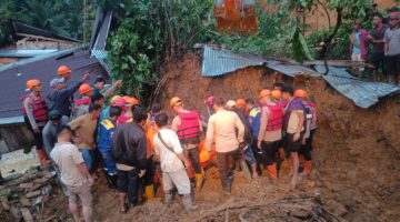 POLSEK PANCUR BATU, BERGERAK CEPAT,EVAKUASI TERHADAP BENCANA TANAH LONGSOR DI DESA SEMBAHE.