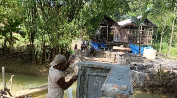 Penuh Semangat, Jembatan Beton Garuda di Sambeng Segera Jadi Akses Andalan Warga