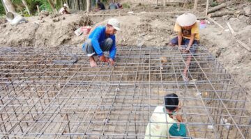 Semangat Tak Terbendung! Konstruksi Besi Jembatan Gantung Garuda di Cerme Kian Menguat