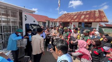 Polsek Simpang Empat Hadiri Launching Program Makan Gizi Gratis di Desa Cinta Rakyat