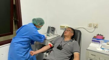Berintegritas Dan Humanis Aiptu Widodo Layani Masyarakat Mendonorkan Darahnya Di RSUD Salak Pakpak Bharat.