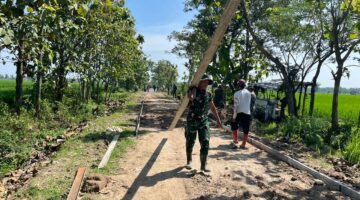 Satgas TMMD Bersama Warga Melangsir Begesting Besi Untuk Betonisasi Jalan