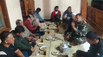 Komsos Malam Hari di Desa Kembang, Babinsa Jatipurno Perkuat Kedekatan dengan Warga