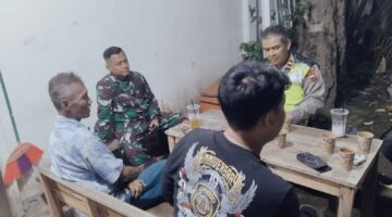 Humanis dan Sigap, Babinsa Ngemplak Jaga Kondusivitas Pemberangkatan Jamaah Haji di Donohudan