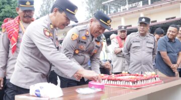 Hangat dan Penuh Haru, Kapolres Karo Rayakan Ulang Tahun Personel Sekaligus Lepas Purna Bakti