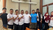 FOTO BERSAMA-Ketua DPRD Demak, H. Zayinul Fata, SE (tengah baju putih) foto bersama Ketua panitia, Sunarto, Sekretaris panitia, M. Abdul Latif dan Panitia, saat acara. (Foto Ist)