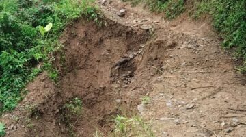Dua Pekan Lumpuh Total, Longsor Jalan Desa Laukidupen-Desa Laulingga Tak Kunjung Dievakuasi: Warga Desak Pemkab Karo Turunkan Alat Berat