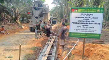 Satgas TMMD dan Warga Tengganau Bersinergi Bangun Drainase di jalan Bunta