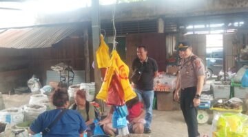Kapolsek Kutabuluh Turun Langsung ke Pasar, Cek Harga dan Stok Bapokting
