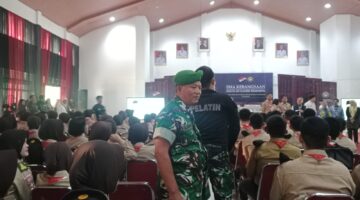 Babinsa Koramil 421-03/Penengahan Dampingi Kunjungan Zulkifli Hasan ke SMA Kebangsaan