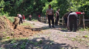 Polsek Juhar Bersama Masyarakat Rawat Jembatan Pusung-pusung Penghubung Antar Desa