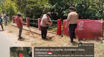 Polsek Barusjahe Bersama Warga Gotong Royong Rawat Jembatan Lau Basam
