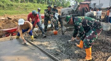 Tanpa Lelah TNI dan warga Kauman Kebut Rabat Beton
