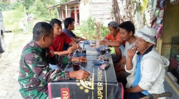 Lebih Dekat Dengan Rakyat, Babinsa Koramil 07/Salak Komsos Sambil Menikmati Kopi Desa