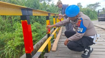 Polsek Payung Bersama Masyarakat Rawat  Jembatan Bekerah