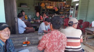 Babinsa, Polisi, dan Kades Kompak Turun ke Warung Kopi, Serap Keluhan Warga Lau Lebah
