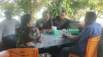 Ngobrol Santai di Warung Kopi, Babinsa dan Kanit Reskrim Bahas Keamanan hingga Kenakalan Remaja di Parongil