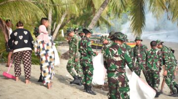 *Peduli Lingkungan, Satgas Pamtas RI–Malaysia Yonarmed 19/Bogani Bersama Warga Bersihkan Pantai Babo*