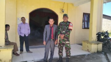 Tak Sekadar Monitoring Kegiatan Ibadah, Babinsa Koramil 07/Salak Juga Bantu Kelancaran Arus Kendaraan Jemaat di GMI Salak