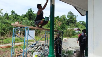 Pengecatan RTLH TMMD Ke-128 Kodim 1801/Manokwari Masuki Tahap Finishing