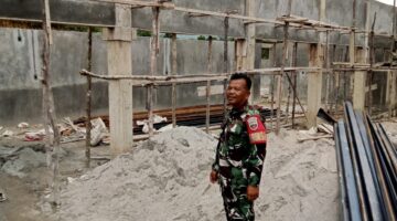Babinsa Koramil 07/Salak Bantu Angkat Semen, Pembangunan Gerai KDKMP di Ulu Merah Dikebut hingga 30 Persen
