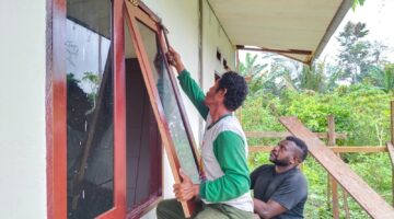 Pemasangan Pintu dan Jendela RTLH TMMD Ke-128 Kodim 1801/Manokwari Capai Tahap Finishing