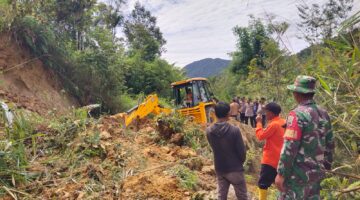 Diguyur Hujan Deras, Jalan Penghubung di Pakpak Bharat Lumpuh Tertimbun Longsor, Babinsa, BPBD dan Polisi Bergerak Cepat