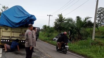 Polsek Tigapanah Gerak Cepat Tangani Kecelakaan di Tikungan, Arus Lalu Lintas Tetap Terkendali