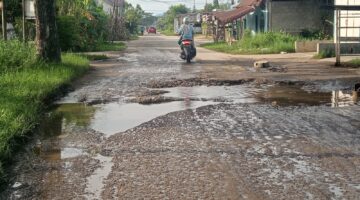 Bertahun-tahun Rusak Parah, Jalan Pekan Arba Tembilahan Kerap Sumbang Kecelakaan bagi Pengendara