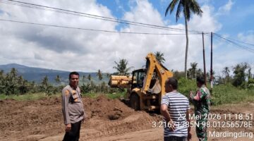 Kapolsek Laubaleng Turun Langsung Cek Pembersihan Jalan Nasional Tertimbun Longsor