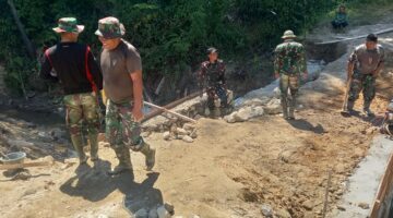 Minggu Tak Jadi Alasan! TNI dan Warga Kebutan Bangun Jembatan Penghubung Antar Dusun di Dairi