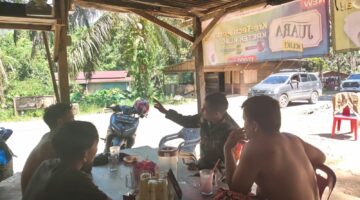 Suasana Hangat di Warung Kopi Jadi Ruang Curhat Warga kepada Babinsa di Desa Mbinalun