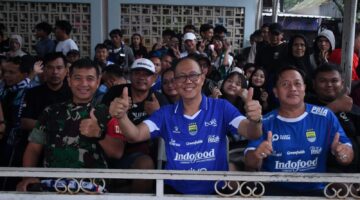 Dandim 0607/Kota Sukabumi dan Wali Kota Sukabumi Nobar Persib vs Persijap, Suasana Meriah Penuh Semangat Bobotoh