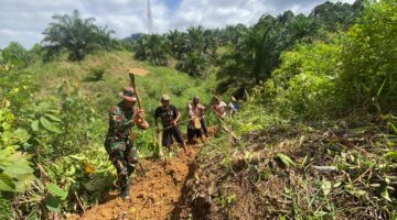 Jembatan Gantung Lae Sering Akhirnya Akan Diperbaiki, Babinsa Koramil 06/Kerajaan Gerakkan Warga Bergotong Royong Bersihkan Akses Menuju Lokasi