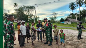 Satgas Yonif 123/Rajawali Bangun Lapangan Voli dan Bagikan Bola untuk Warga Kampung Wonggi