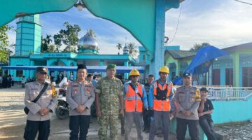 Babinsa Koramil 04/Tigalingga Bersama Kapolsek Pantau Shalat Idul Adha, Kegiatan Qurban Berjalan Lancar