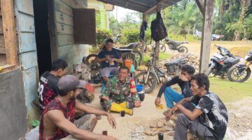 Cerita dari Ujung Pakpak Bharat, Babinsa Ngobrol Santai Soal Sawit dan Serai Wangi Bersama Warga