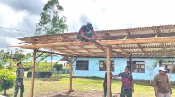 Satgas Yonif 123/Rajawali Bangun Garasi Gereja GPI Eci di Distrik Assue, Asgon