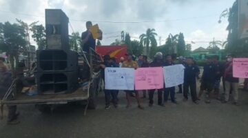 Ratusan Massa Aksi Peduli Masyarakat Sungai Buluh , Gruduk Kantor Bupati Batanghari Dan DPRD, Sebanyak Delapan Poin Tuntutan.