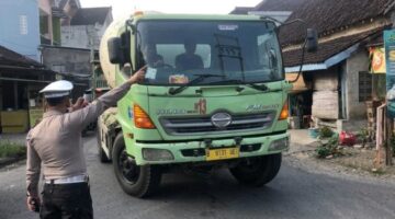 Penutupan Jalur Utama Tulungagung–Trenggalek Berdampak Besar: Truk Bertonase Tinggi Nekat Masuk Jalur Alternatif, Polisi Tindak Tegas