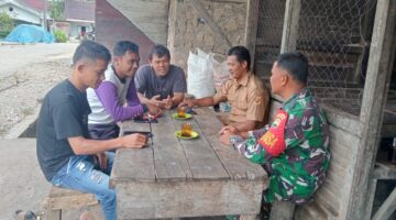 Duduk Satu Meja dengan Warga, Babinsa Koramil 04/Tigalingga Perkuat Ketahanan Sosial Desa
