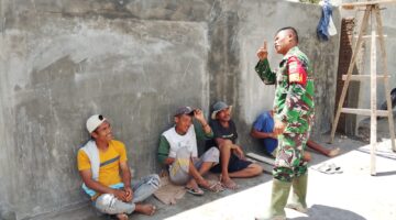 Dialog Santai Dengan Pekerja, Babinsa Berikan Motivasi di Lokasi Pembangunan Gerai KDKMP Traju