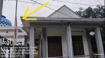 Bendera Merah Putih Setengah Tiang di Kantor Desa Lambou Darul Ihsan Jadi Sorotan Warga Mandailing Natal