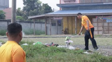 Jelang Hari Bhayangkara ke-80, Polres Karo Bersihkan Pusat Pasar Kabanjahe dalam Gerakan Indonesia Asri